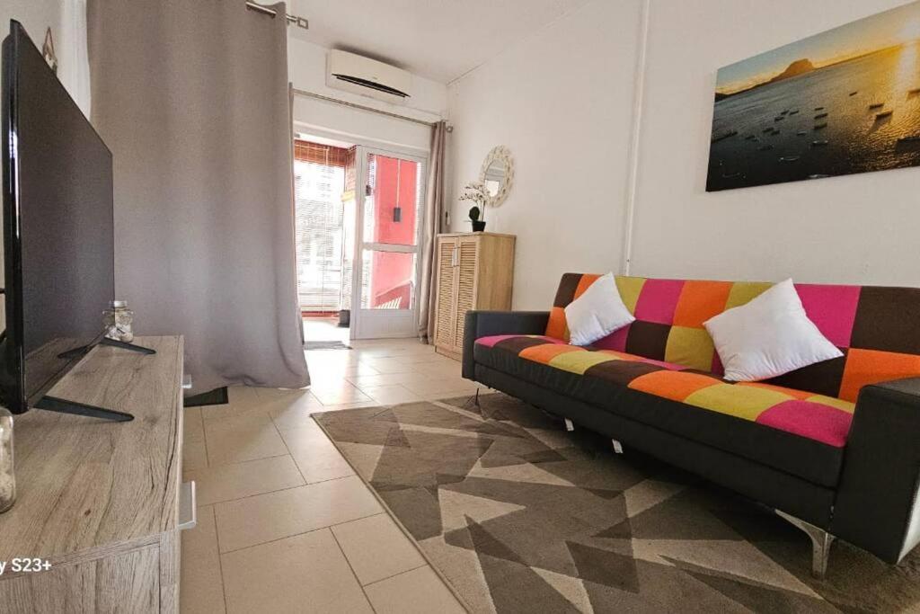 Retro Paradise - 200m To Apartment